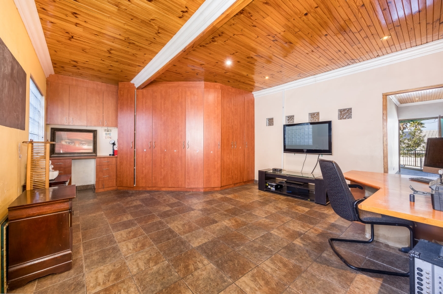 6 Bedroom Property for Sale in Vredekloof Western Cape